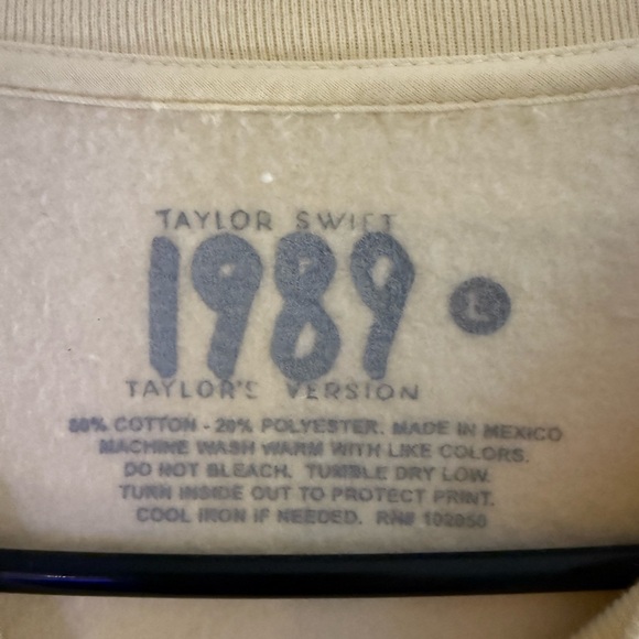 Taylor Swift 1989 TV Crewneck - Picture 4 of 5
